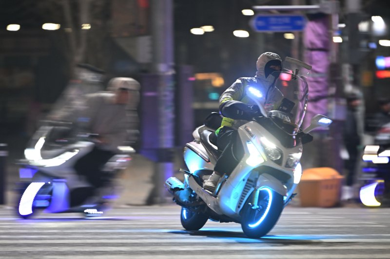 [광주=뉴시스] 이영주 기자 = 제106주년 3·1절을 맞은 1일 오전 광주 광산구 수완지구 한 사거리 주변 도로에서 차량 번호판을 뗀 폭주 이륜차량들이 경찰의 예방활동에도 아랑곳않고 도로를 내달리고 있다. 2025.03.01. leeyj2578@newsis.com