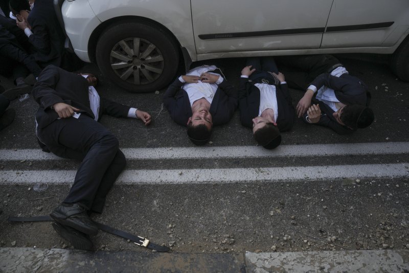 [브네이 브락=AP/뉴시스] 2일(현지 시간) 이스라엘 브네이 브락에서 초정통파 유대교 신자들이 고속도로를 막고 군 징집 반대 시위를 벌이고 있다. 2025.03.03.