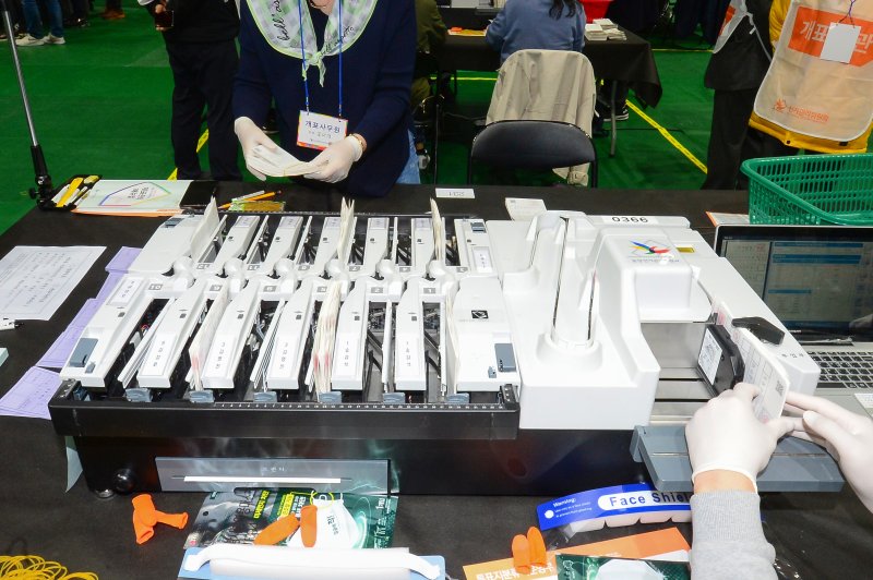제21대 국회의원선거 투표가 종료된 15일 오후 광주 서구 염주동 염주종합체육관에 설치된 서구 개표소에서 개표사무원들이 투표지분류기를 이용해 개표작업을 하고 있다. 2020.4.15/뉴스1 ⓒ News1 한산 기자