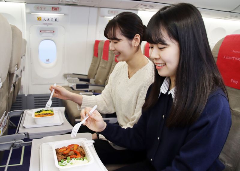 "기내서 즐기는 '비비고' 미식 여행"…티웨이항공, 신메뉴 선보인다
