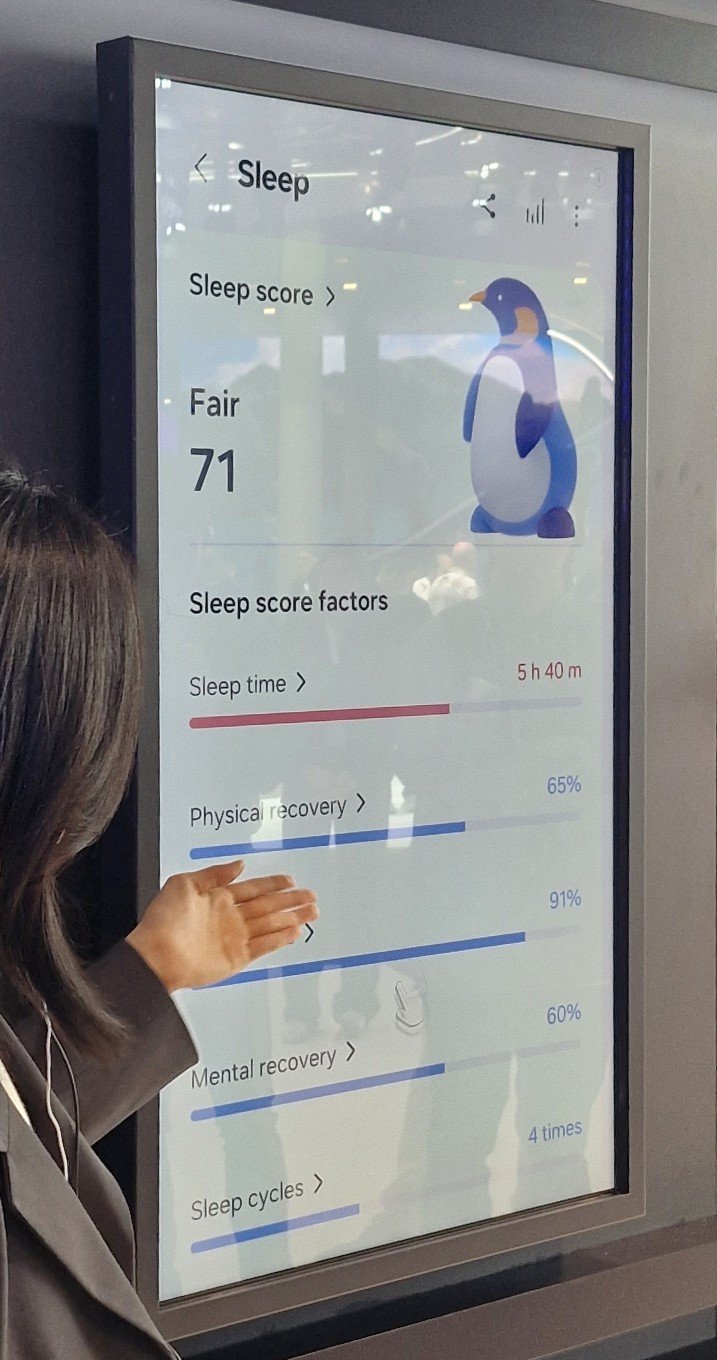 삼성전자의 '모닝 브리프' 기능을 통해 수면 점수를 확인하는 모습. 2025.03.03. ⓒ 뉴스1 신은빈 기자