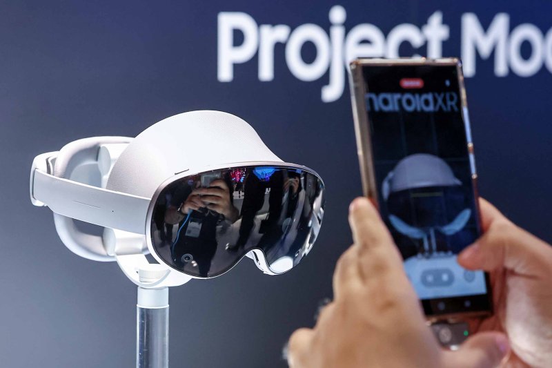 3일(현지시간) 스페인 바르셀로나 피라 그란 비아 전시장에서 열린 '모바일 월드 콩그레스(MWC) 2025'를 찾은 관람객들이 삼성전자 부스에서 '안드로이드XR 프로젝트 무한'을 살펴보고 있다. 2025.3.3/뉴스1 ⓒ News1 민경석 기자