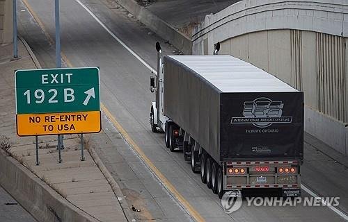 미국 미시건주에서 캐나다로 진입하는 화물트럭 (출처=연합뉴스)