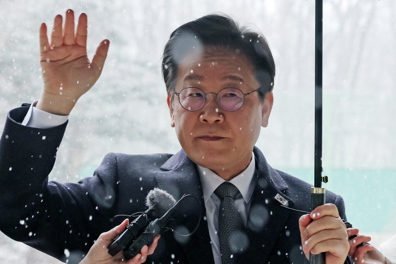 더불어민주당 이재명 대표가 4일 서울중앙지법에서 열린 대장동·백현동·위례신도시 개발 비리 및 성남FC 후원금 의혹 사건 1심 속행공판에 출석하며 지지자들을 향해 손을 흔들고 있다. 연합뉴스