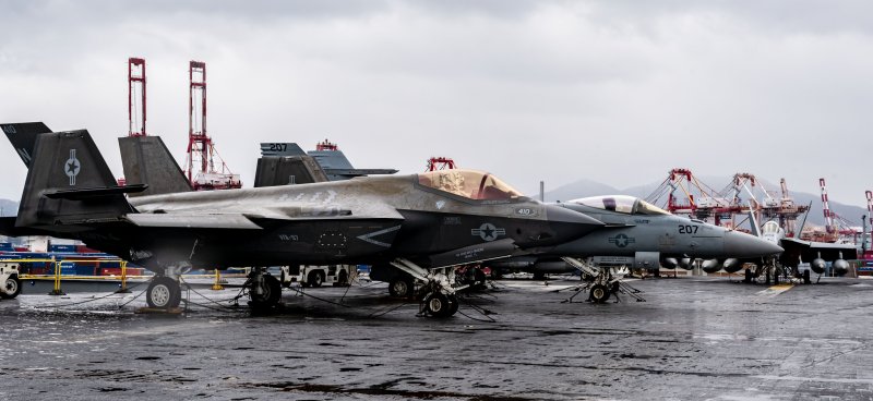 지난 3일 부산 작전기지에 입항한 미국 핵 추진 항공모함 '칼빈슨함'(CVN-70) 갑판에 F/A-18 전투기를 비롯한 항공기들이 도열해 있다. 사진=뉴스1