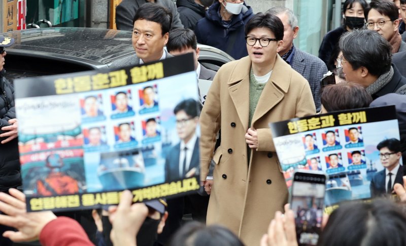 한동훈 전 국민의힘 대표가 2일 오후 서울 종로구 나온 씨어터에서 제2연평해전을 다룬 공연 '바다는 비에 젖지 않는다'를 관람하기 위해 이동하며 지지자들의 환호를 받고 있다. (공동취재) 2025.3.2/뉴스1 ⓒ News1 김명섭 기자