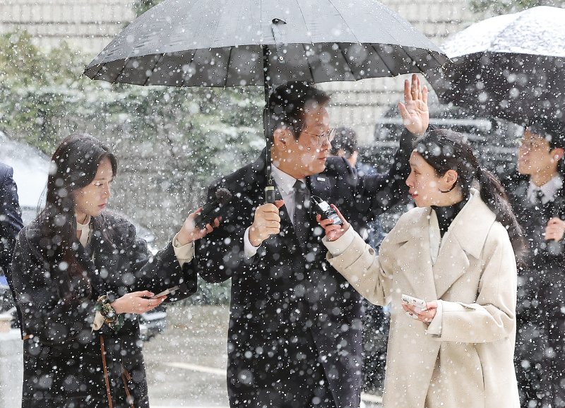 이재명 더불어민주당 대표가 4일 서울 서초구 서울중앙지방법원에서 열린 '대장동·위례·성남FC·백현동 의혹' 관련 특정범죄가중처벌등에관한법률위반(뇌물) 혐의 공판에 출석하고 있다. 2025.3.4/뉴스1 ⓒ News1 김진환 기자