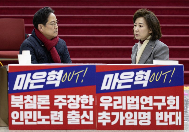 '마은혁 헌법재판관 후보자 임명 반대'를 촉구하며 무기한 단식 농성을 하고 있는 박수영 국민의힘 의원이 4일 오전 서울 여의도 국회 로텐더홀에서 나경원 의원과 대화를 하고 있다. 2025.3.4/뉴스1 ⓒ News1 이재명 기자