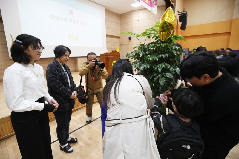 4일 오전 제주시 삼도이동 제주남초등학교 체육관에서 열린 1학년 신입생 입학식에서 희망나무에 학생 이름표를 다는 '희망나무 키우기 활동'이 진행되고 있다. 2025.3.4/뉴스1 ⓒ News1 오현지 기자