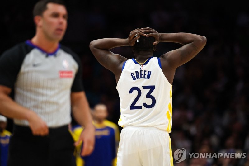 머리를 감싸는 드레이먼드 그린 (출처=연합뉴스)