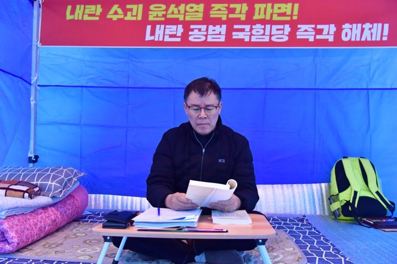 '尹 파면 촉구' 단식 20일…의식 잃고 이송된 군의원