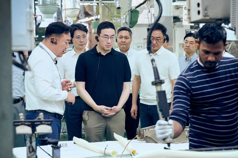 구광모 LG그룹 회장이 올해 3월 인도 뉴델리에 위치한 LG전자 노이다 생산공장을 찾아 에어컨 생산과정을 살펴보고 있다. LG 제공