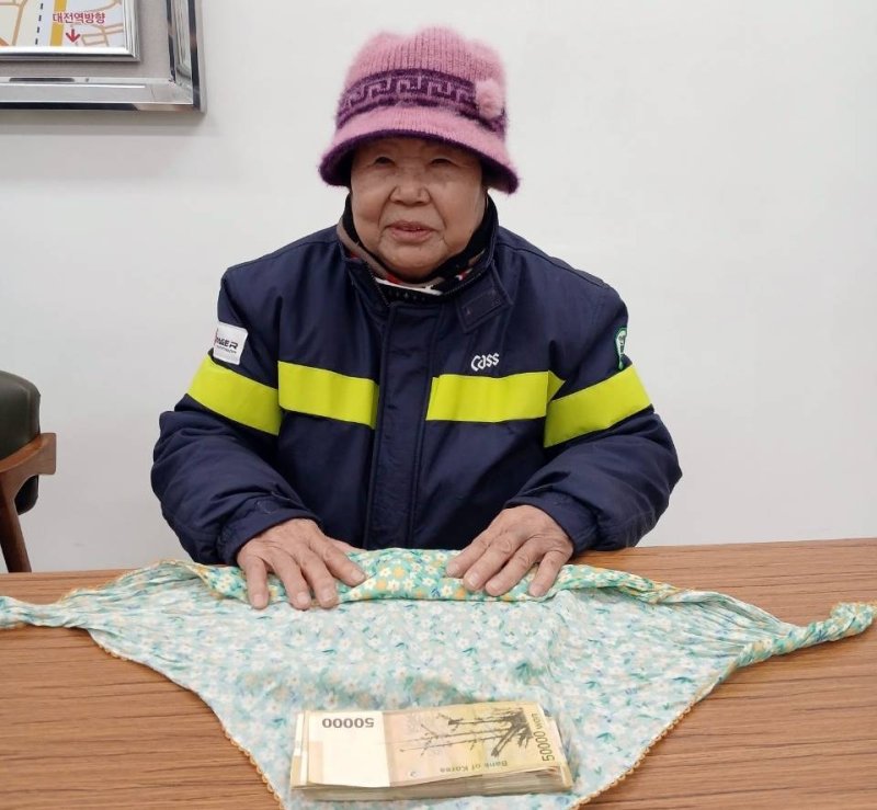 "대한민국에 감사한 마음"..70대 탈북민, 폐지 팔아 모은 500만원 기부 [따뜻했슈]