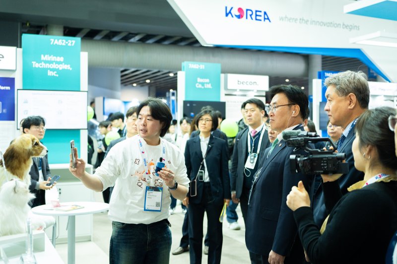 [서울=뉴시스 ] 유상임 과학기술정보통신부 장관이 3일(현지시간) MWC25 중소기업관을 방문해 관계자한테 제품 설명을 듣고 있다. (사진=과기정통부 제공). 2025.03.03. photo@newsis.com *재판매 및 DB 금지