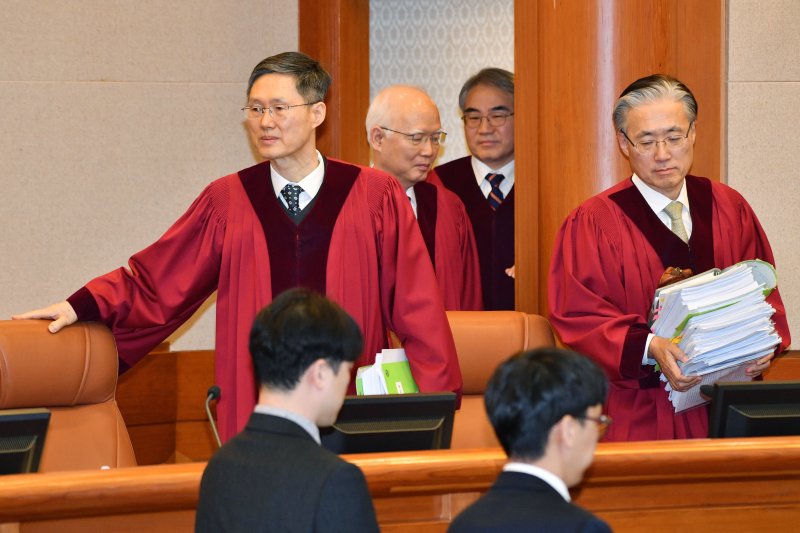 문형배 헌법재판소장 권한대행을 비롯한 재판관들이 25일 서울 종로구 헌법재판소에서 열린 윤석열 대통령 탄핵심판 마지막 변론기일에 참석하고 있다. 2025.2.25/뉴스1 ⓒ News1 사진공동취재단
