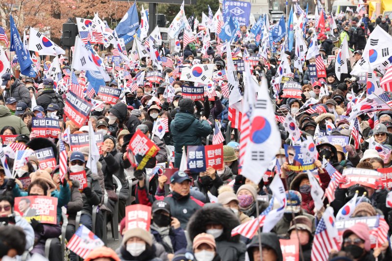 윤석열 대통령 탄핵 심판 마지막 변론 기일인 25일 오후 서울 종로구 안국역에서 윤 대통령 지지자들이 탄핵 반대 집회를 하고 있다. 이날 변론기일에는 윤 대통령이 헌정사 최초로 탄핵 심판 최후 진술을 할 것으로 알려졌다. 2025.2.25/뉴스1 ⓒ News1 신웅수 기자