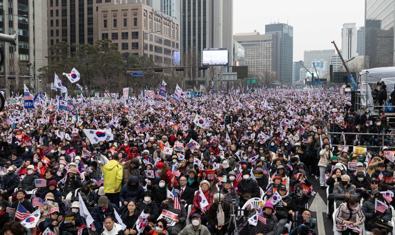 1일 오후 광화문 광장 일대에서 열린 천만 광화문 국민대회에서 참가자들이 윤석열 대통령 탄핵 기각을 촉구하고 있다. 2025.3.1/뉴스1 ⓒ News1 이승배 기자