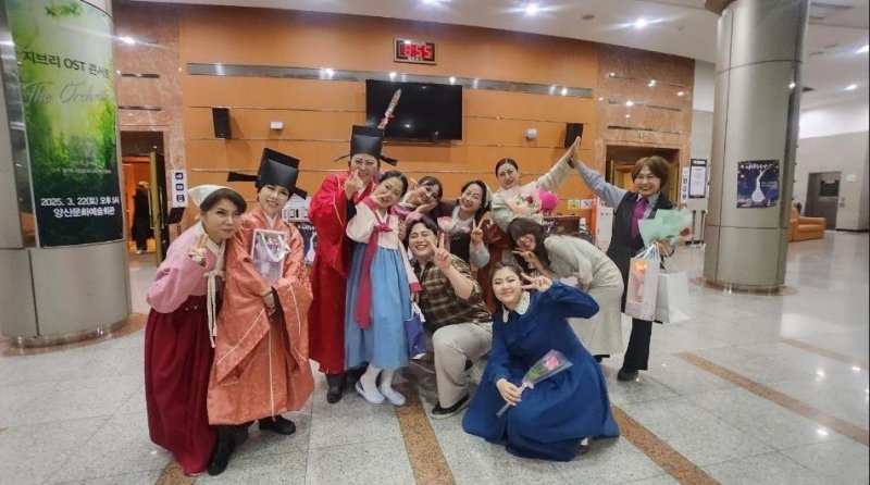 주민 배우들이 열연한 뮤지컬 '술술 날다' (출처=연합뉴스)