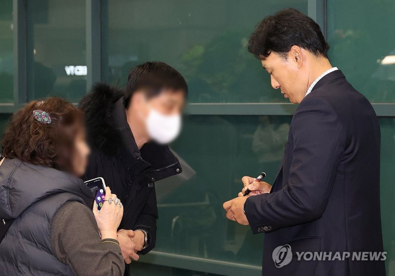 팬들에게 사인해주는 이승엽 감독 (출처=연합뉴스)