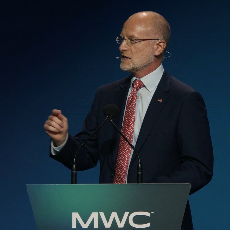 [서울=뉴시스] 브랜던 카 미국 연방통신위원회(FCC) 위원장이 3일(현지 시간) 스페인 바르셀로나에서 열린 MWC 2025 세션 '혁신과 규제의 균형: 통신 정책에 대한 글로벌 관점' 키노트를 진행하고 있다. (사진=GSMA 라이브 스트리밍 캡처)