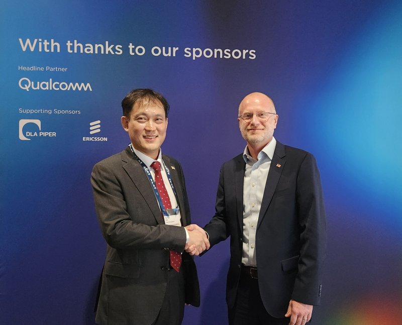 [서울=뉴시스] 김태규 방송통신위원회 부위원장이 스페인 바르셀론에서 열리는 세계 최대 이동통신 전시회 MWC25에서 미국 연방통신위원회(FCC) 브렌든 카 위원장을 3일(현지 시간) 만났다. (사진=방통위 제공) *재판매 및 DB 금지