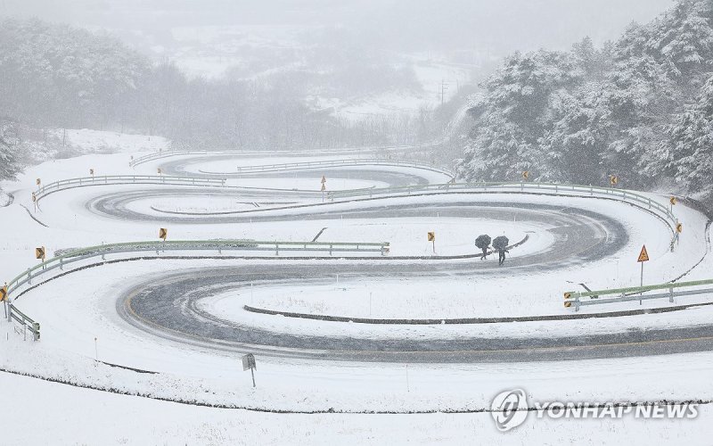 하얗게 물든 지안재 (출처=연합뉴스)