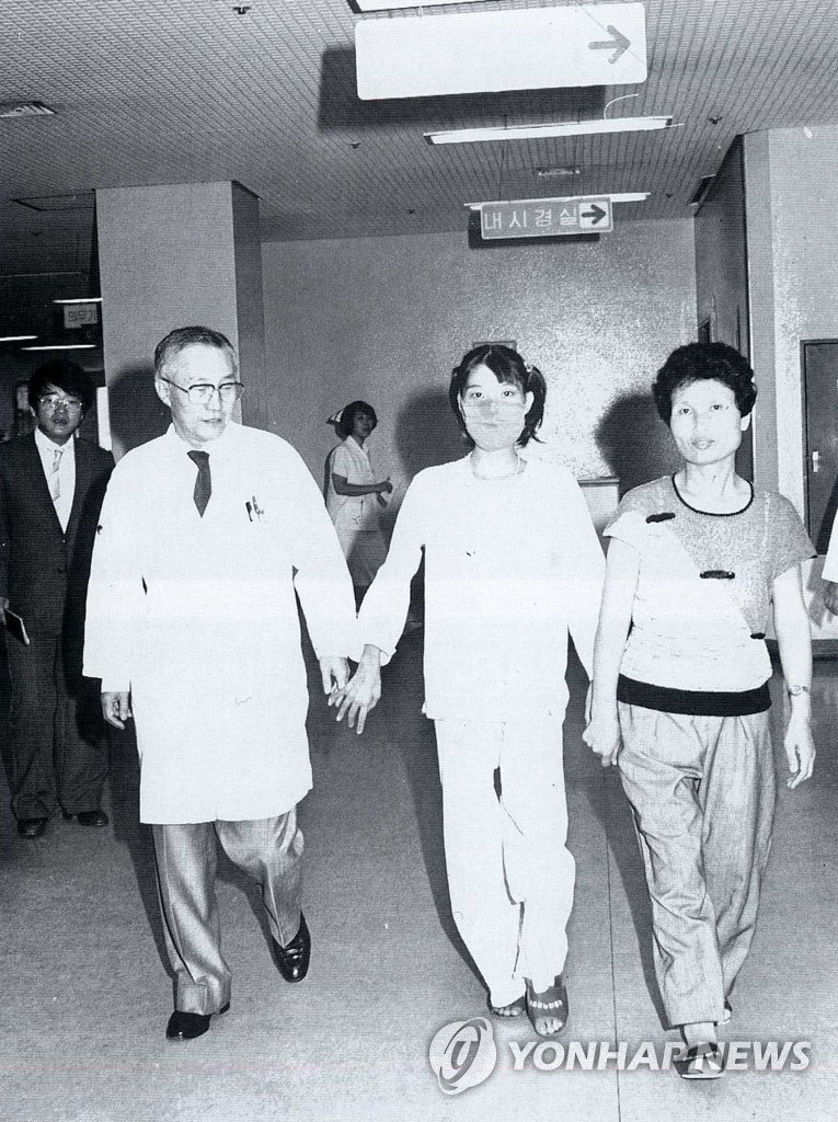 1988년 국내 최초 간이식 수술을 받은 이모(가운데)양의 퇴원 모습. (출처=연합뉴스)