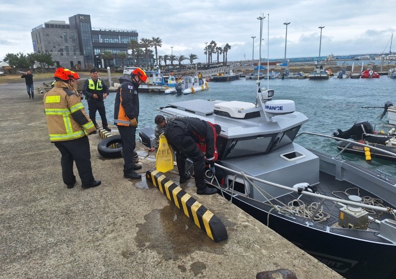 [제주=뉴시스] 3일 오후 서귀포시 대정읍에서 선박이 침수돼 소방이 조치하고 있다. (사진=제주도소방안전본부 제공) 2025.03.03. photo@newsis.com *재판매 및 DB 금지