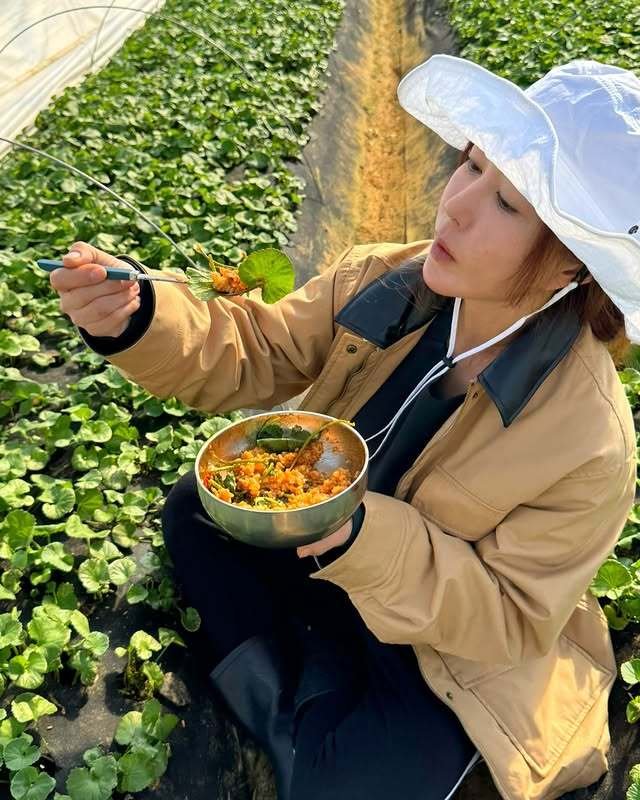 S.E.S. 슈, 삽 들고 새참 즐기고…농부 변신 근황 [N샷]