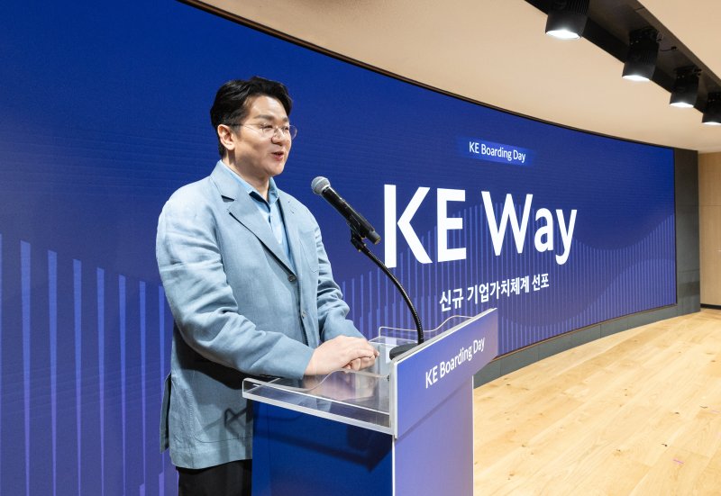 56살 대한항공 "가장 사랑받는 항공사로"