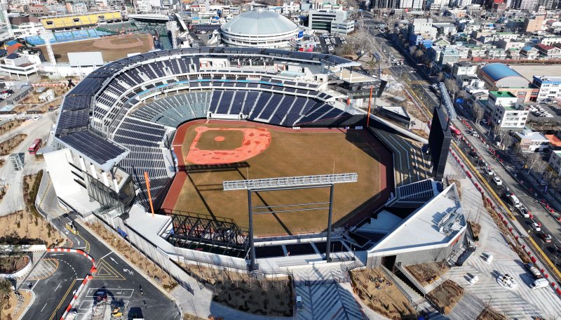 [대전=뉴시스] 김선웅 기자 = 지난달 20일 대전 중구 소재 새 야구장 한화생명 볼파크 전경의 모습.한화이글스의 새로운 보금자리가 될 대전 한화생명 볼파크는 공사 3년 만인 오는 3월 5일 공식 개장할 예정이며 지하 2층~지상 4층, 관람석 2만7000석 규모로 조성됐다. 국내 최초 좌우 비대칭 그라운드와 높이 8m 몬스터 월, 복층형 불펜 등이 도입돼 대전의 새로운 스포츠·문화 랜드마크로 자리잡을 전망이다. 2025.02.20. mangusta@newsis.com
