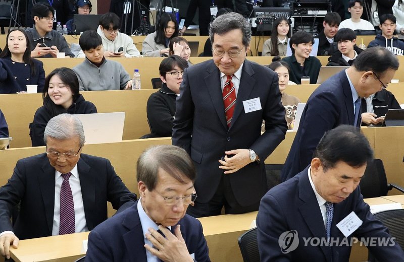 단상에 오르는 국가원로들 (출처=연합뉴스)