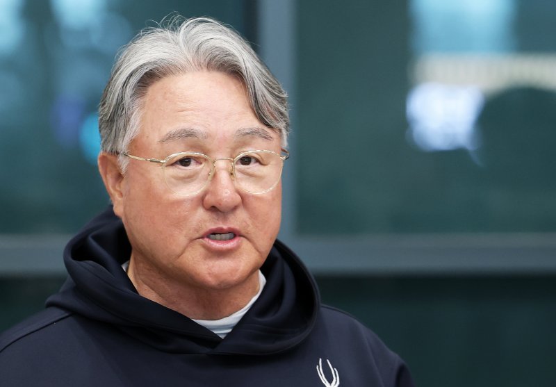 프로야구 한화 이글스 김경문 감독이 호주와 일본 스프링캠프 전지훈련을 마치고 4일 오후 인천국제공항을 통해 귀국해 취재진의 질문에 답하고 있다. 2025.3.4/뉴스1 ⓒ News1 오대일 기자