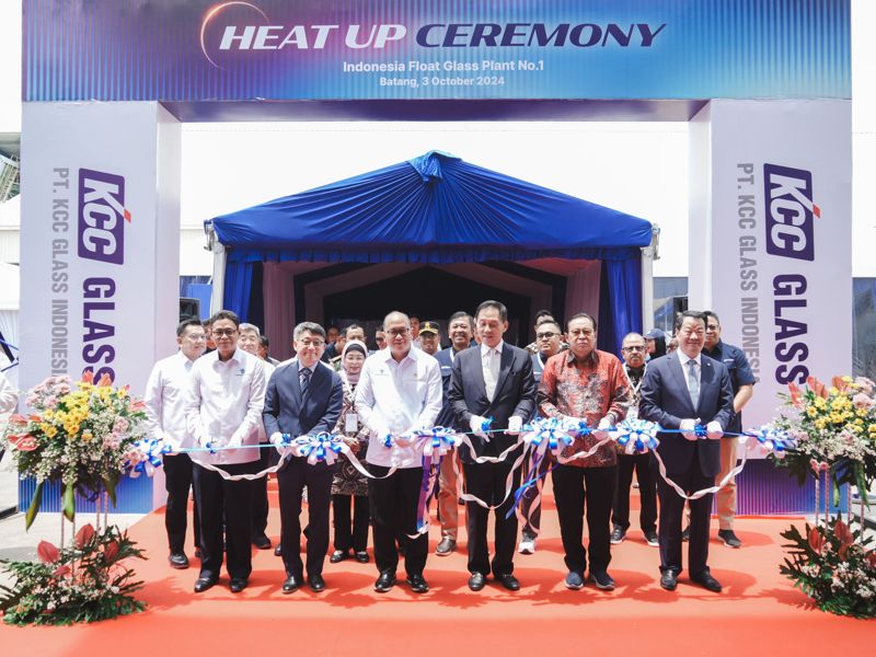 2024년 10월 3일(목) 인도네시아 중부자바 바탕산업단지(KITB)에서 로산 루슬라니(Rosan Roeslani) 인도네시아 투자부 장관이 KCC글라스 관계자들과 KCC글라스 인도네시아법인 화입식 개최했다. 인도네시아 투자부 제공