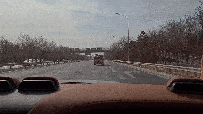 4일 중국 베이징 시내에서 BYD 서브 브랜드인 양왕 U8 모델을 시승하고 있는 모습. (정윤영 기자)