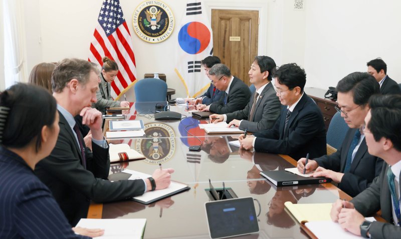 [세종=뉴시스]안덕근 산업통상자원부 장관은 지난달 28일 (현지시간) 미국 워싱턴 D.C. USTR 회의실에서 제이미슨 그리어(Jamieson Greer) 미국 무역대표부(USTR) 대표와 면담을 갖고, 관세 조치에 대한 우리 입장을 전달하고 양국 간 협력 강화방안은 협의했다.(사진=산업부 제공)