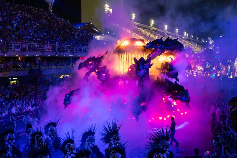 [리우데자네이루=신화/뉴시스] 3일(현지 시간) 브라질 리우데자네이루에서 2025 리우 카니발 참가자들이 퍼레이드를 펼치고 있다. 2025.03.04.