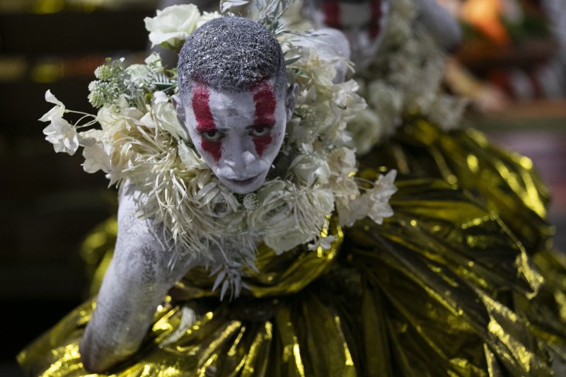 [리우데자네이루=AP/뉴시스] 3일(현지 시간) 브라질 리우데자네이루에서 열린 2025 리우 카니발에서 베이자-플로르 삼바 학교 공연자가 춤을 추고 있다. 2025.03.04.