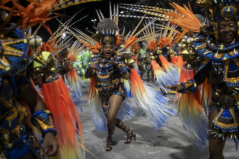 [리우데자네이루=AP/뉴시스] 3일(현지 시간) 브라질 리우데자네이루에서 열린 2025 리우 카니발에서 참가자들이 춤을 추고 있다. 2025.03.04.