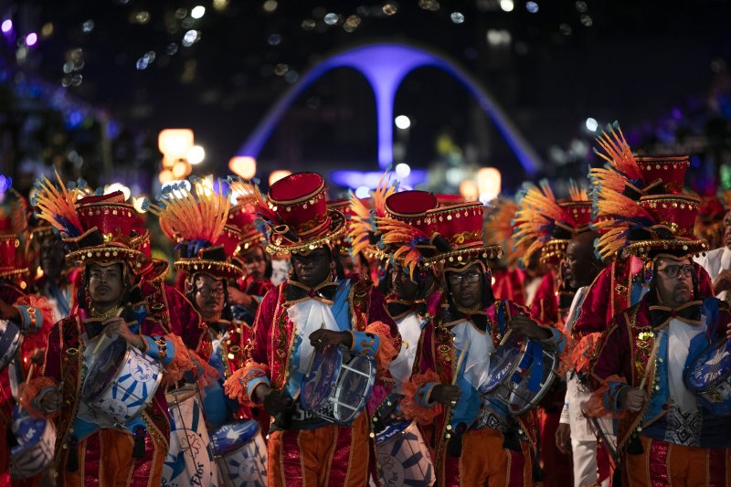 [리우데자네이루=AP/뉴시스] 3일(현지 시간) 브라질 리우데자네이루에서 열린 2025 리우 카니발에서 베이자-플로르 삼바 학교 공연단이 연주하고 있다. 2025.03.04.