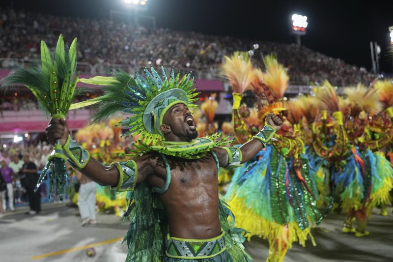 [리우데자네이루=AP/뉴시스] 3일(현지 시간) 브라질 리우데자네이루에서 열린 2025 리우 카니발에서 참가자들이 춤을 추고 있다. 2025.03.04.