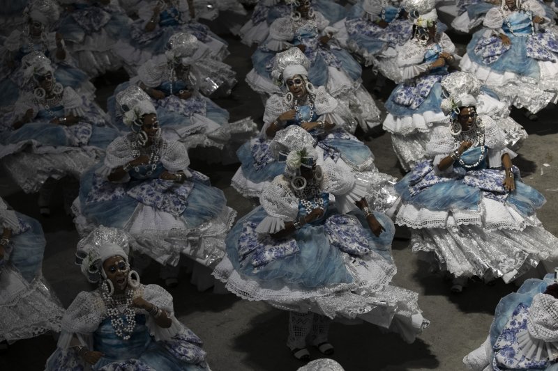 [리우데자네이루=AP/뉴시스] 3일(현지 시간) 브라질 리우데자네이루에서 열린 2025 리우 카니발에서 참가자들이 춤을 추고 있다. 2025.03.04.