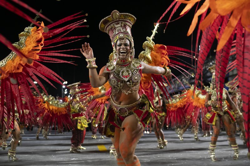 [리우데자네이루=AP/뉴시스] 3일(현지 시간) 브라질 리우데자네이루에서 열린 2025 리우 카니발에서 참가자들이 춤을 추고 있다. 2025.03.04.