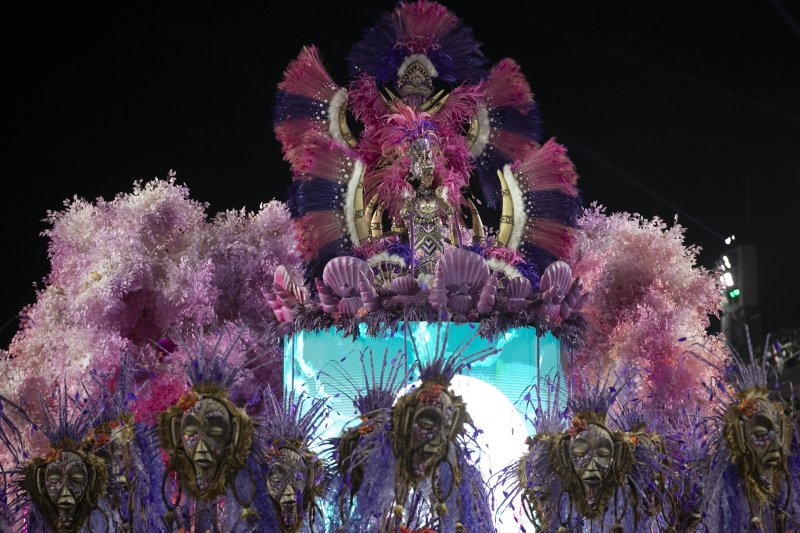 [리우데자네이루=AP/뉴시스] 3일(현지 시간) 브라질 리우데자네이루에서 열린 2025 리우 카니발에서 참가자들이 춤을 추고 있다. 2025.03.04.