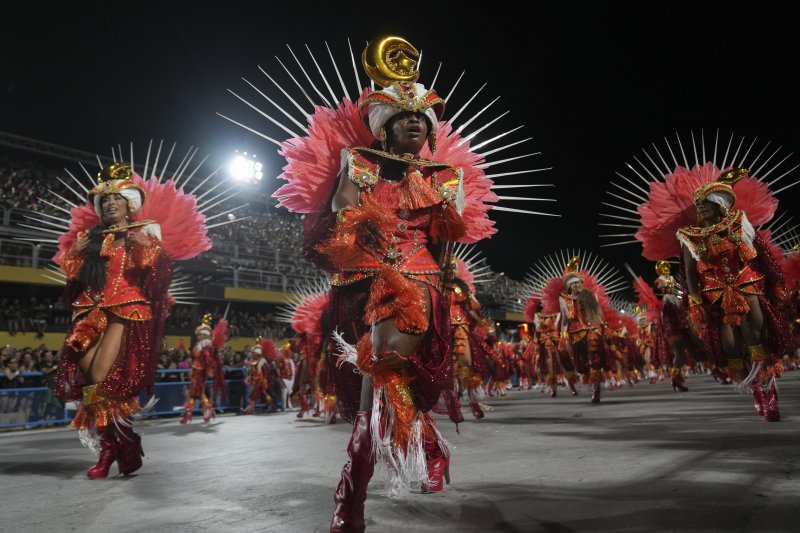 [리우데자네이루=AP/뉴시스] 3일(현지 시간) 브라질 리우데자네이루에서 열린 2025 리우 카니발에서 참가자들이 춤을 추고 있다. 2025.03.04.