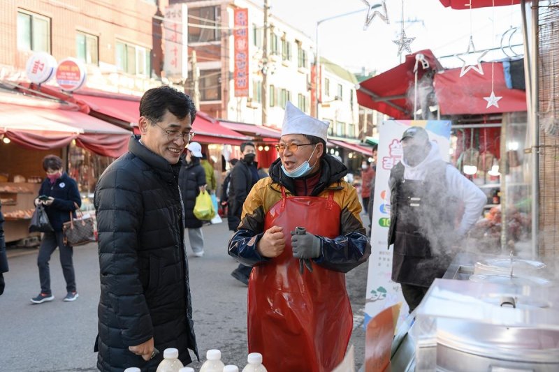 설 명절을 앞두고 전통시장을 찾은 이기재 구청장 (출처=연합뉴스)