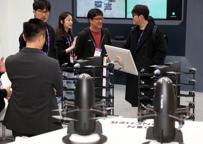 [부산=뉴시스] 하경민 기자 = 아시아 최대 드론 전시회 및 컨퍼런스인 'DSK 2025(드론쇼코리아)'가 개막한 26일 부산 해운대구 벡스코 제1전시장을 찾은 관람객들이 니어스랩 부스에서 안티드론(자폭드론)을 살펴보고 있다. 오는 28일까지 열리는 이번 행사에서는 15개국, 306개사가 참여하는 전시회, 9개국 44명이 연사 및 좌장으로 참여하는 컨퍼런스, 다양한 체험 이벤트 등이 진행된다. 2025.02.26. yulnetphoto@newsis.com