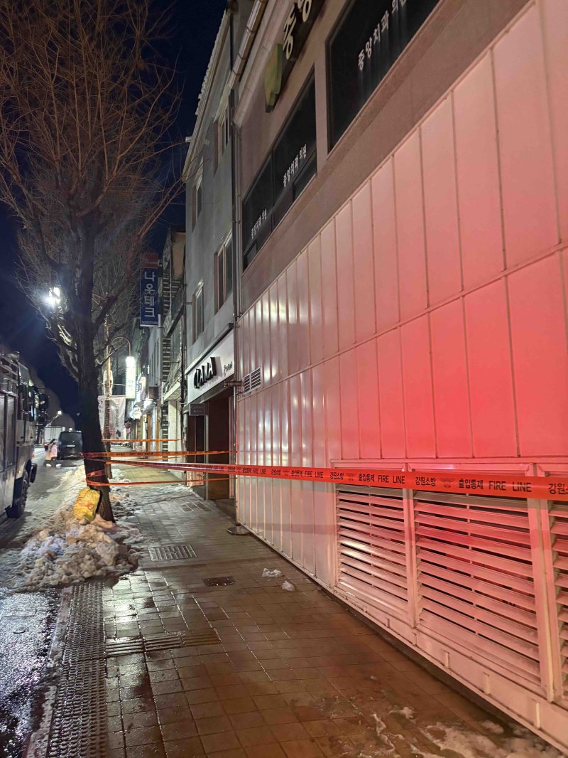 4일 오후 6시 39분 영월군 영월읍 하송리 3층 건물 옥상 눈 추락.(강원도소방본부 제공, 재판매 및 DB 금지) 2024.3.5/뉴스1