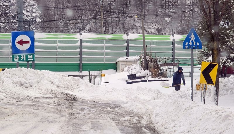 강원 산간을 중심으로 폭설이 내린 4일 오후 강원도 태백시 상장동 도로에서 한 시민이 눈을 치우고 있다. (강호성 독자 제공) 2025.3.4/뉴스1 ⓒ News1 김명섭 기자
