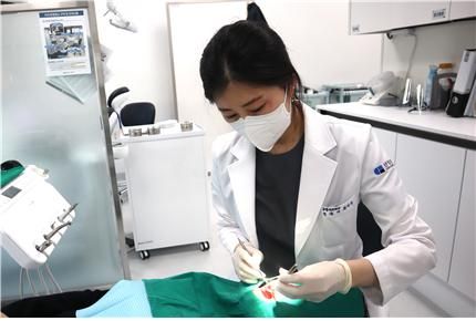 센텀종합병원 치과 문미리 과장이 치주질환 환자를 치료하고 있다. 센텀종합병원 제공